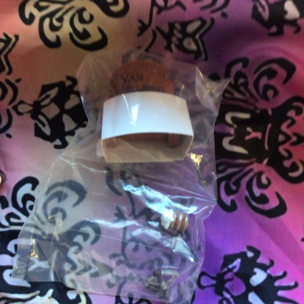 Pop Mart Van Helsing Vinyl figure - Picture 2 of 3